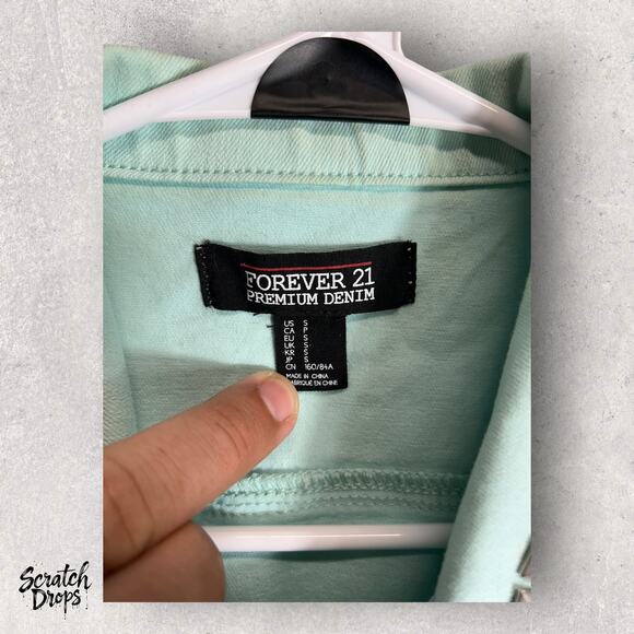 Forever 21 Women's Studded Sleeveless Denim Vest Size Small Light Blue 16x20.5 - Picture 3 of 4